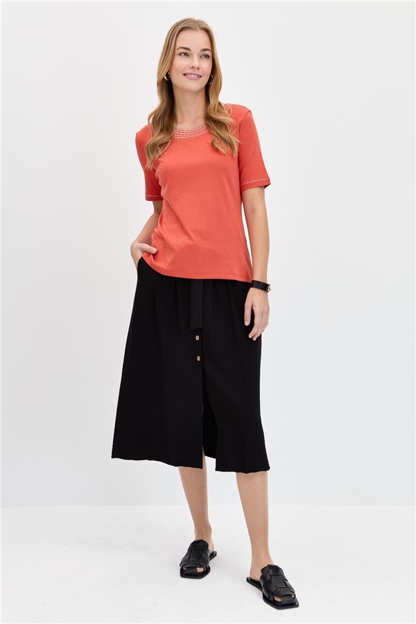 Женская хлопковая футболка с круглым вырезом и вышивкой