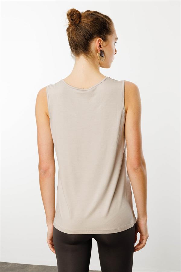 Kadın Sıfır Yaka Yakası Taşlı Askılı T-shirt Bej