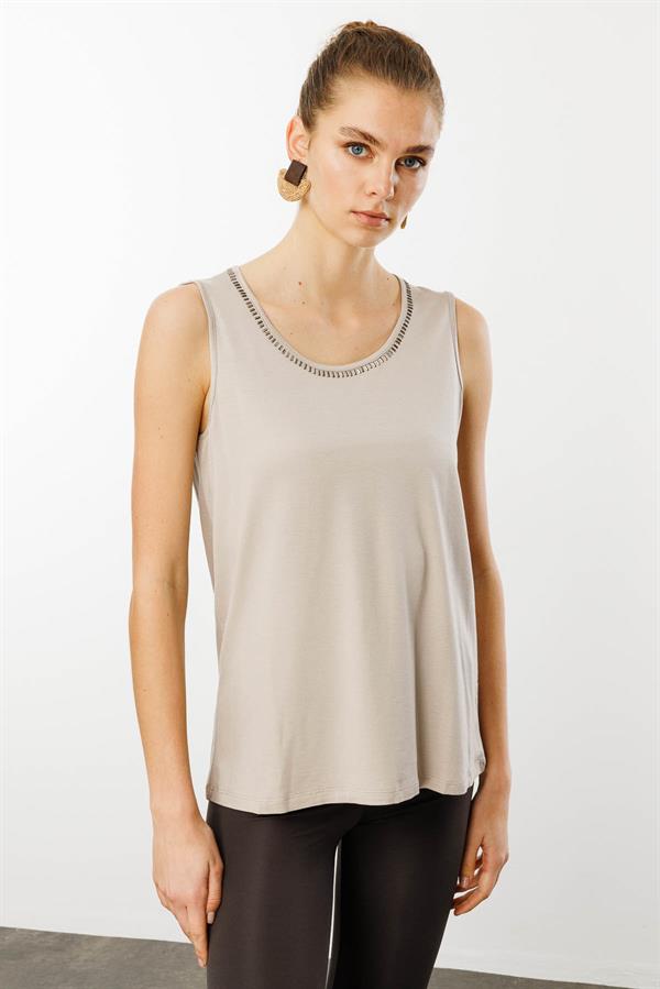Kadın Sıfır Yaka Yakası Taşlı Askılı T-shirt Bej