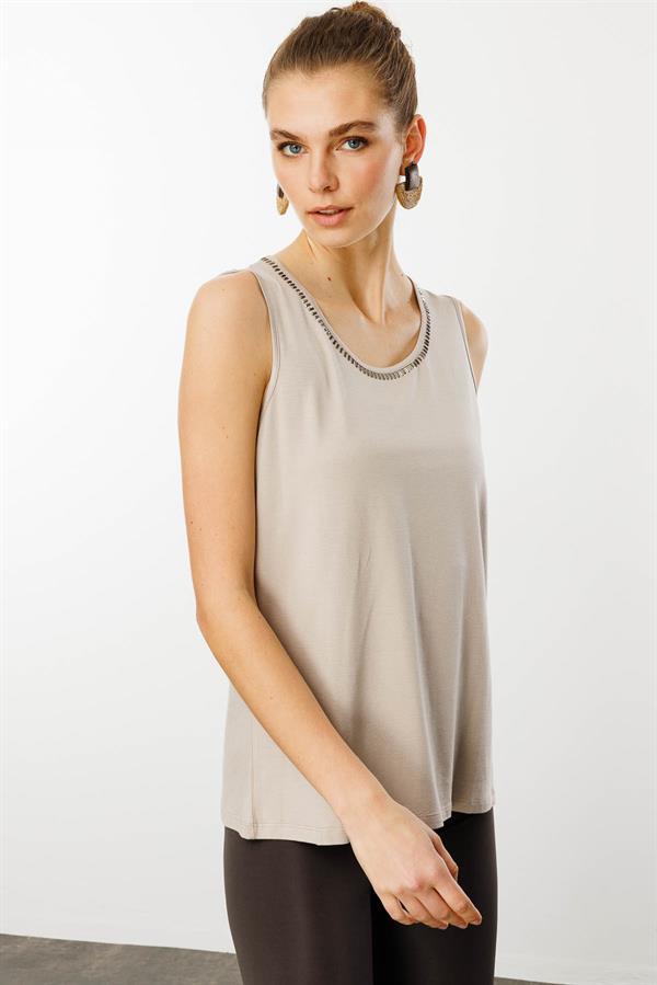 Kadın Sıfır Yaka Yakası Taşlı Askılı T-shirt Bej