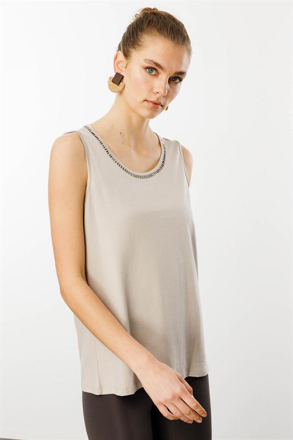 Kadın Sıfır Yaka Yakası Taşlı Askılı T-shirt Bej