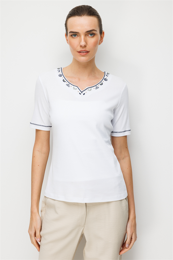 Kadın Sıfır Yaka Yakası ve Kolu İşlemeli Pamuklu Penye T-shirt Ekru
