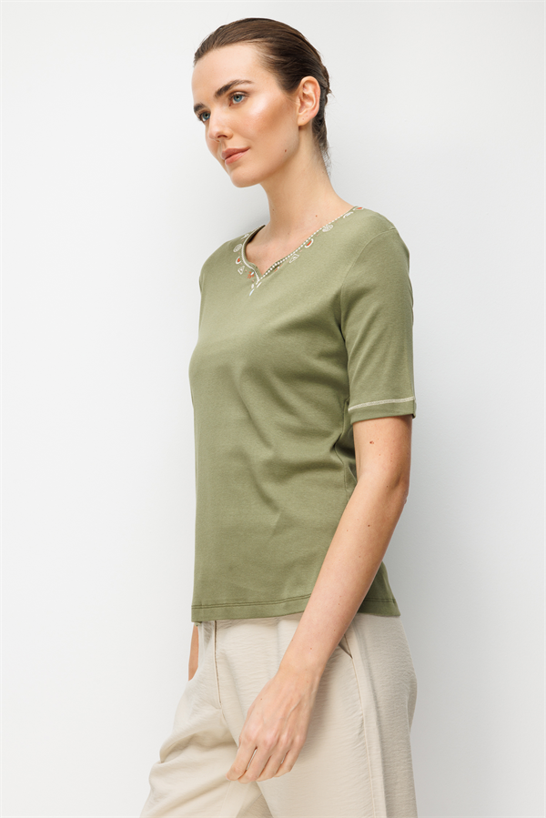 Kadın Sıfır Yaka Yakası ve Kolu İşlemeli Pamuklu Penye T-shirt Haki