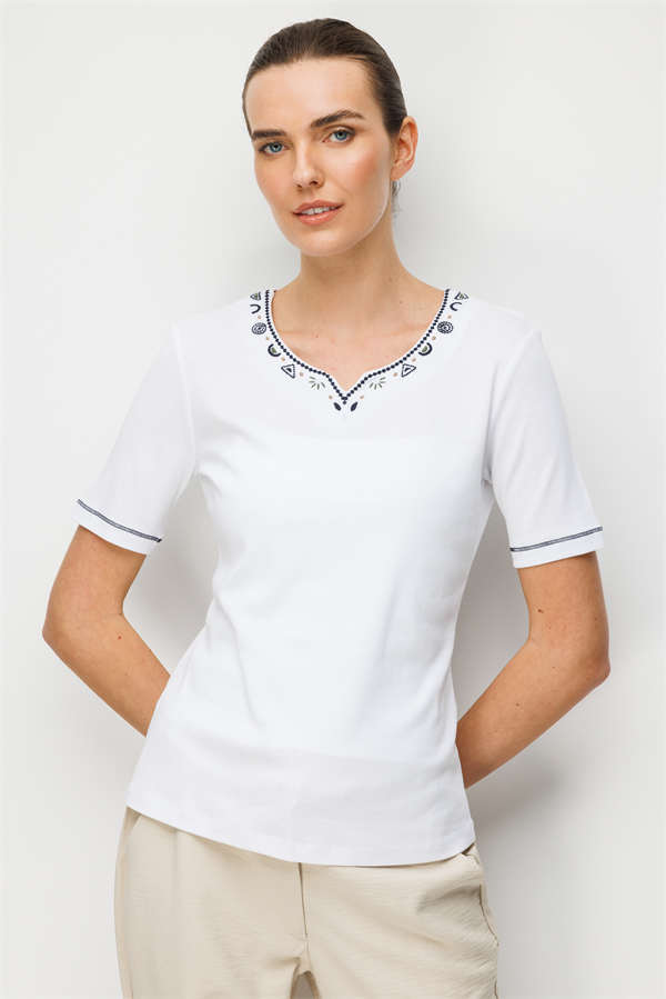 Kadın Sıfır Yaka Yakası ve Kolu İşlemeli Pamuklu Penye T-shirt Ekru