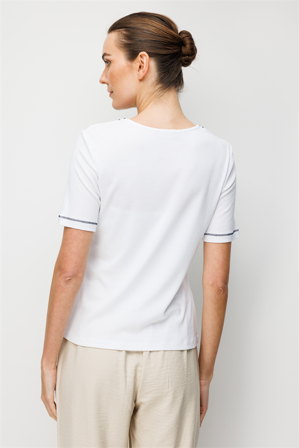 Kadın Sıfır Yaka Yakası ve Kolu İşlemeli Pamuklu Penye T-shirt Ekru