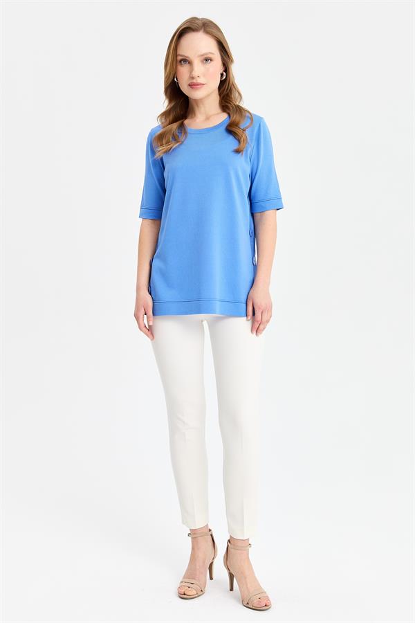 Женская трикотажная блузка с круглым вырезом на пуговицах