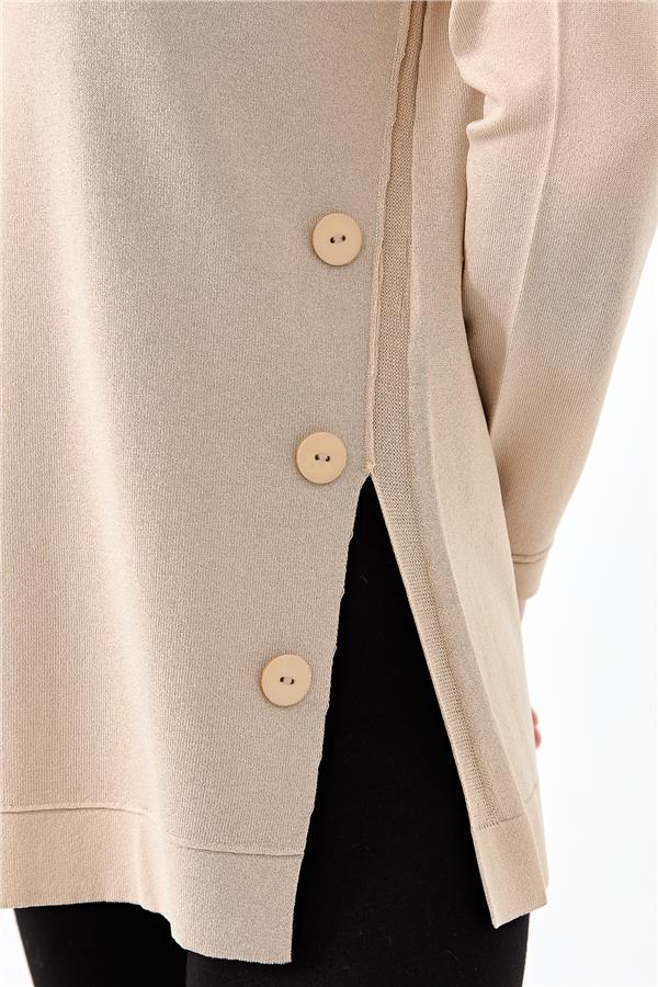 Женская трикотажная блуза с круглым вырезом и пуговицами сбоку бежевая 