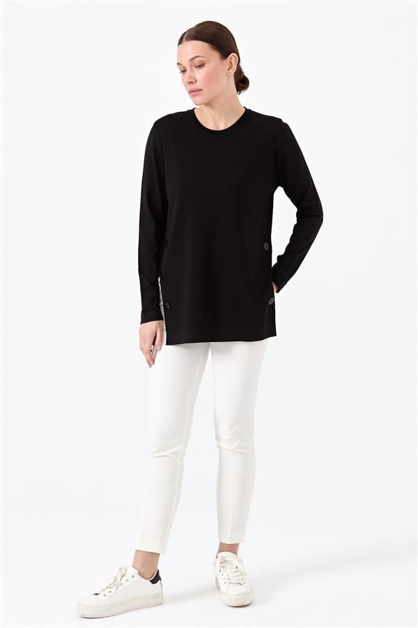 Женская трикотажная блуза с круглым вырезом и пуговицами сбоку черная  