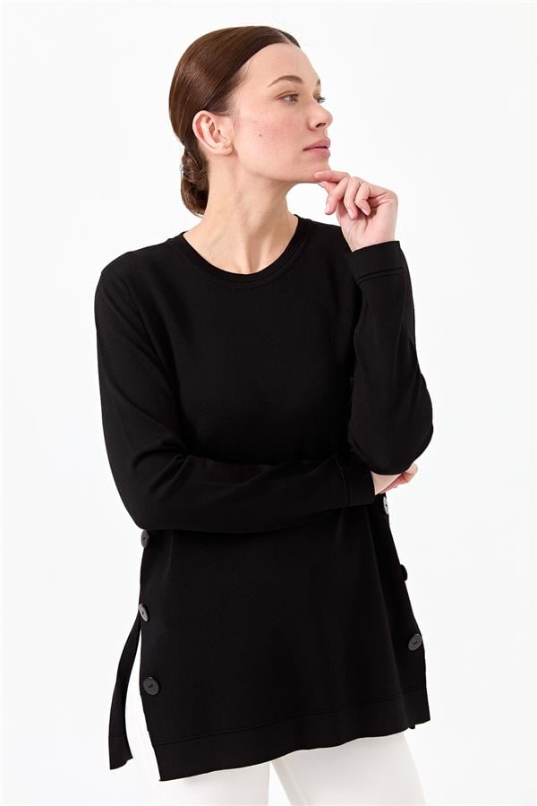 Женская трикотажная блуза с круглым вырезом и пуговицами сбоку черная  