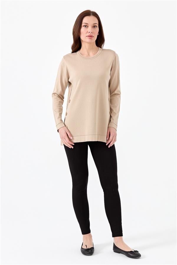 Женская трикотажная блуза с круглым вырезом и пуговицами сбоку бежевая 