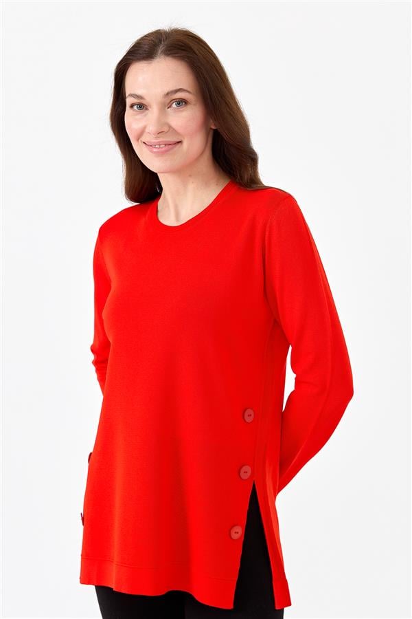 Женская трикотажная блуза с круглым вырезом и пуговицами сбоку красная 