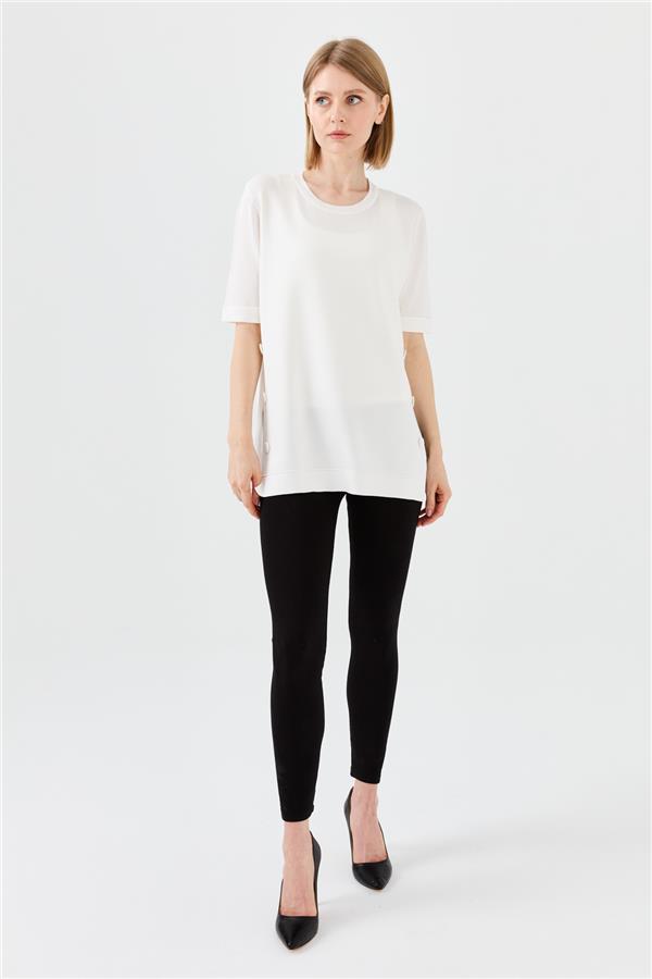 Женская трикотажная летняя блуза с круглым вырезом молочного цвета 