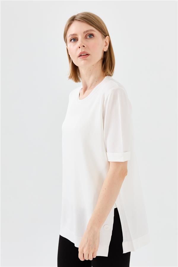 Женская трикотажная летняя блуза с круглым вырезом молочного цвета 