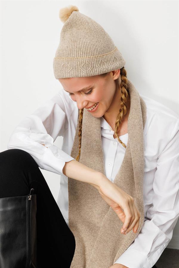 Kadın Simli Jakarlı Ponponlu Yün Şapka K.Bej