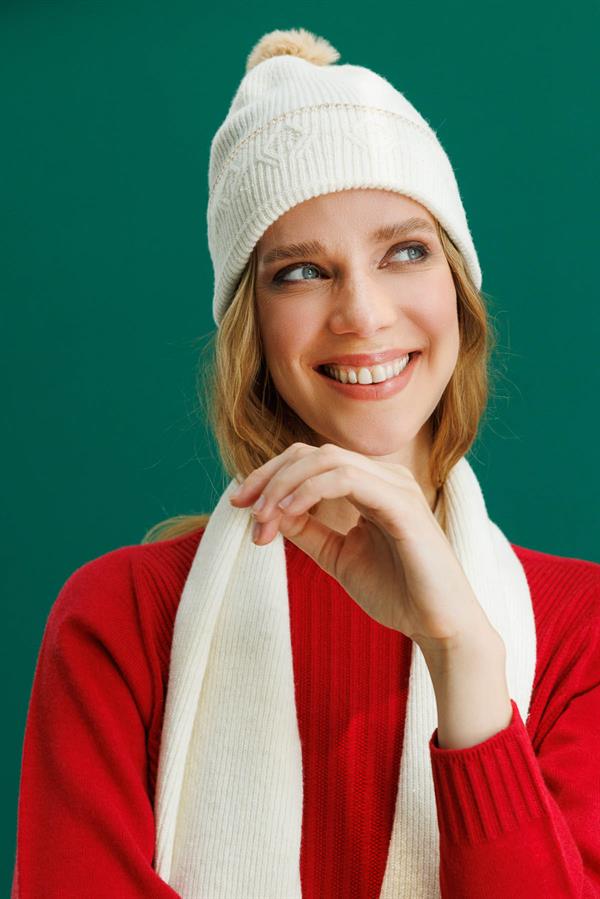 Kadın Simli Jakarlı Ponponlu Yün Şapka Kemik