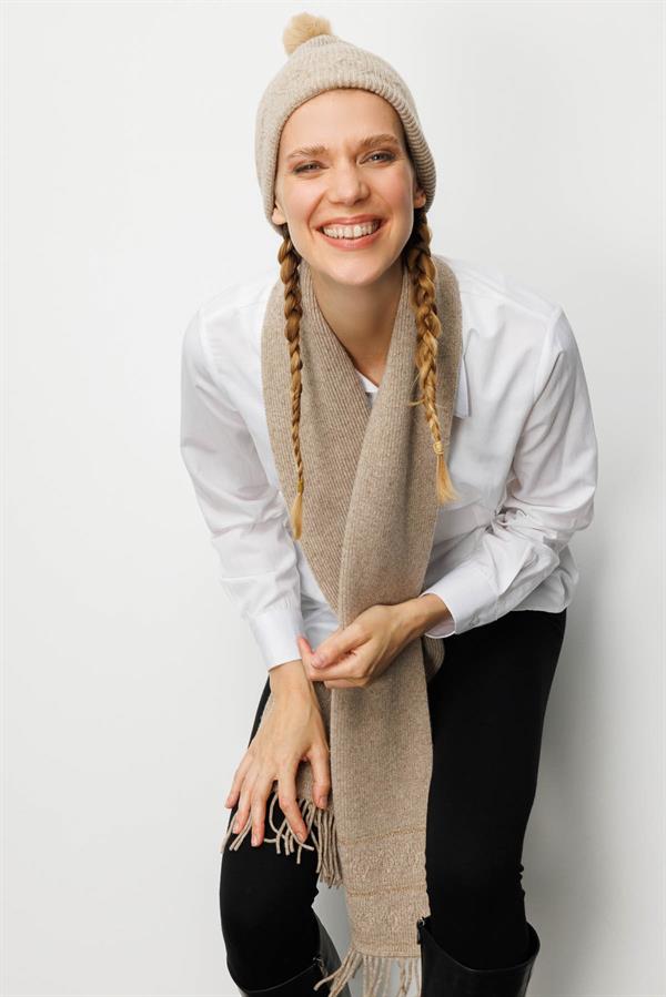 Kadın Simli Jakarlı Püsküllü Yün Kaşkol K.Bej