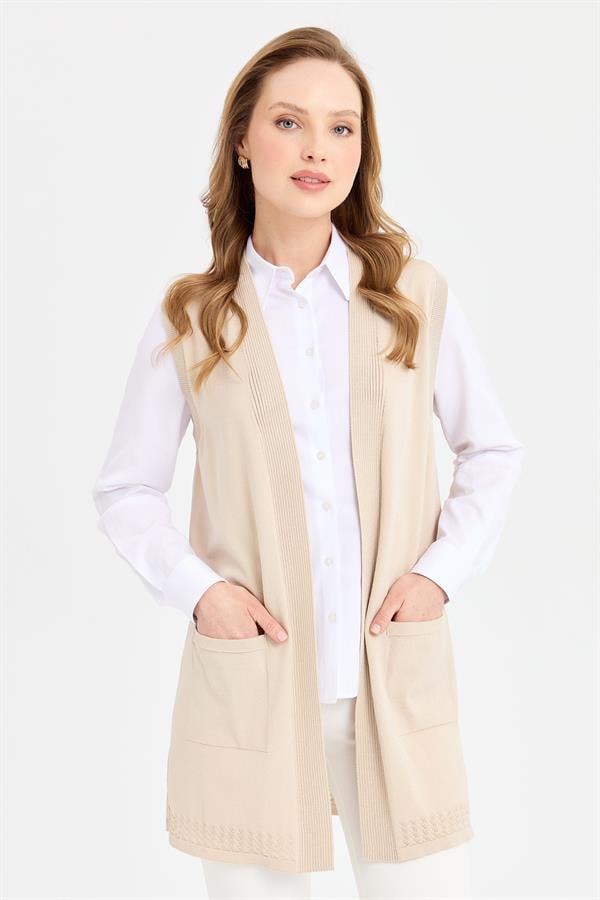 Женский жилет из тонкого трикотажа с ажурной спинкой и юбкой