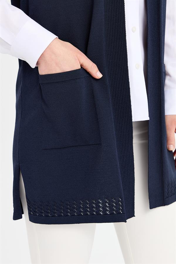 Женский жилет из тонкого трикотажа с ажурной спинкой и юбкой