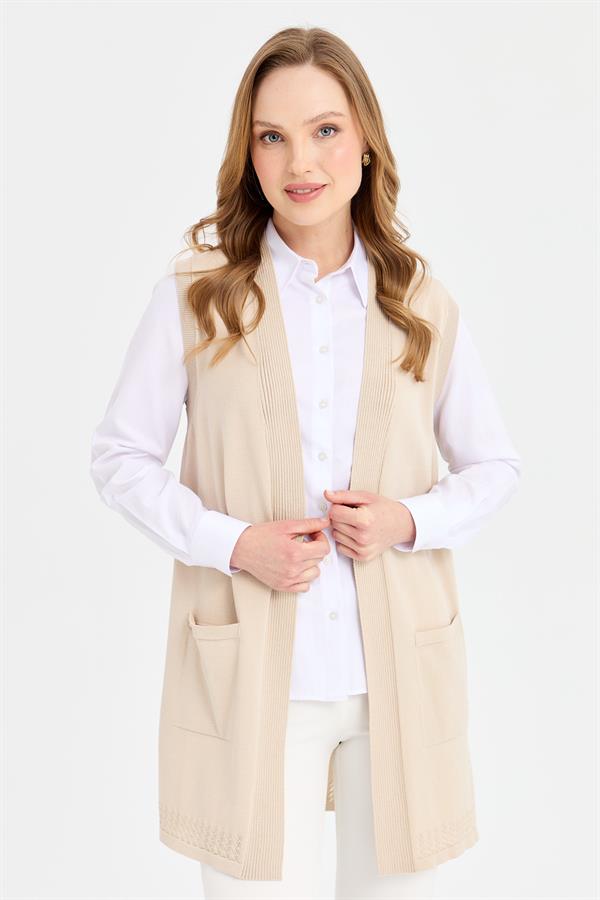 Женский жилет из тонкого трикотажа с ажурной спинкой и юбкой