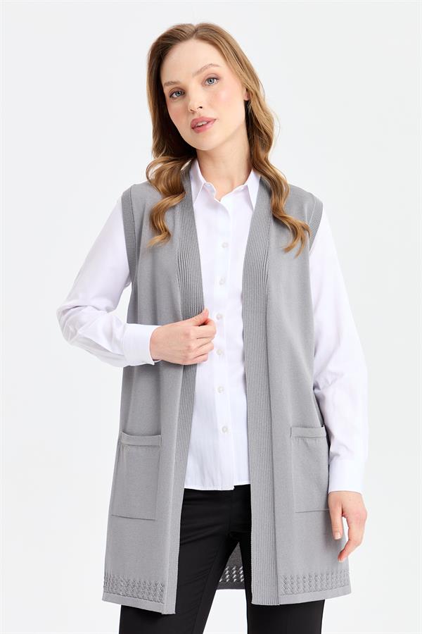 Женский жилет из тонкого трикотажа с ажурной спинкой и юбкой