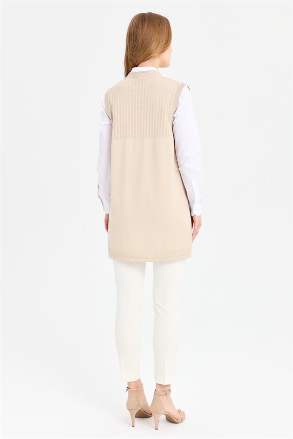 Женский жилет из тонкого трикотажа с ажурной спинкой и юбкой