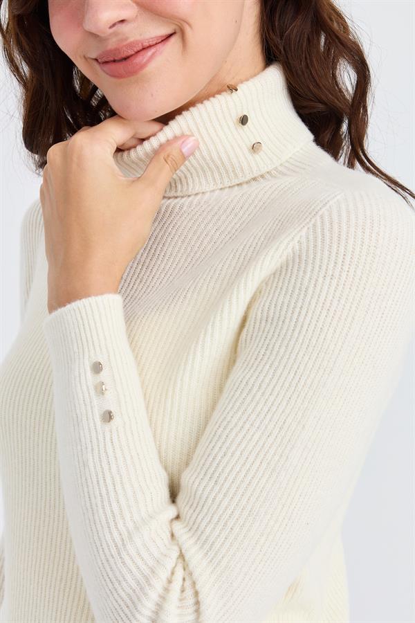 Женский шерстяной свитер с высоким воротником и пуговицами