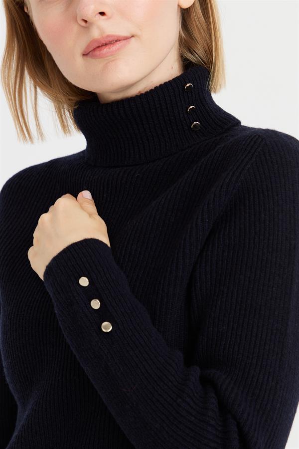 Женский шерстяной свитер с высоким воротником и пуговицами