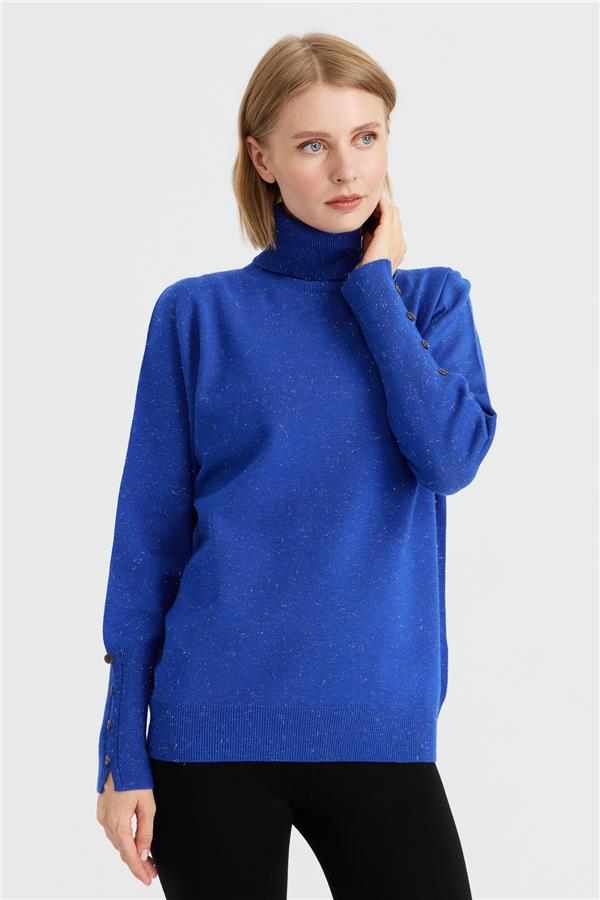 Женская водолазка с разрезами на рукавах