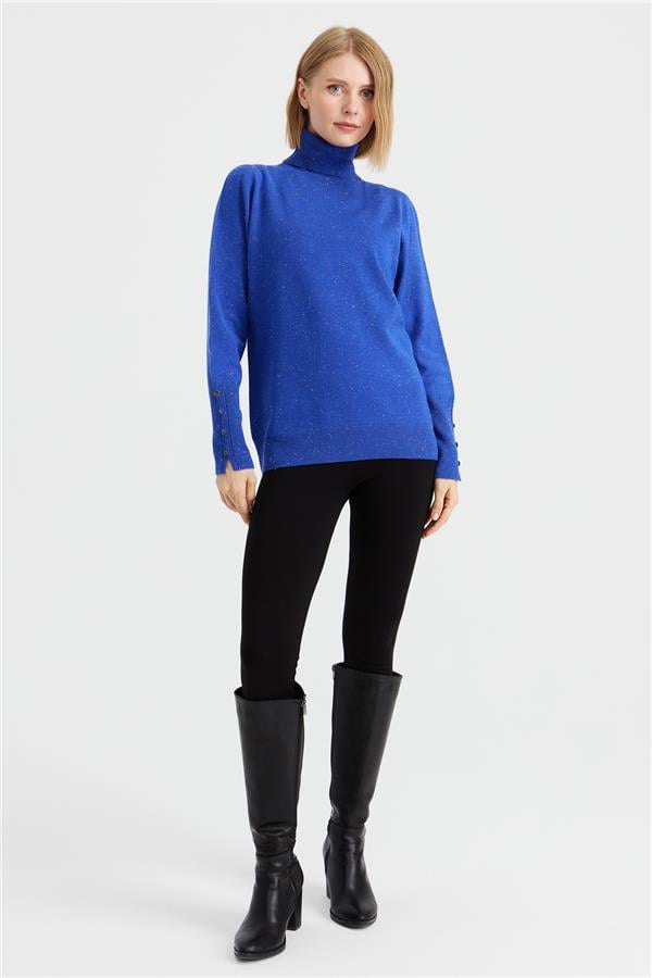 Женская водолазка с разрезами на рукавах