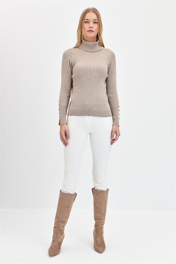 Женский свитер на пуговицах с длинными рукавами и высоким воротником