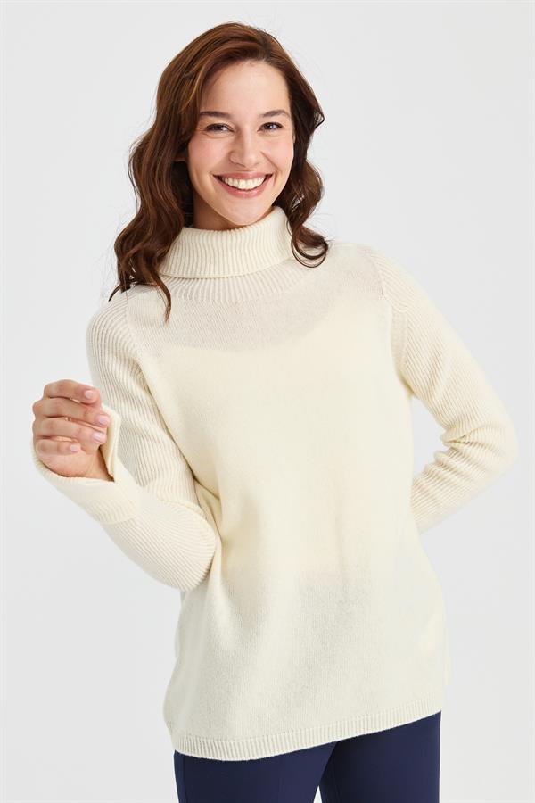 Женский шерстяной свитер с высоким воротником и разрезными рукавами