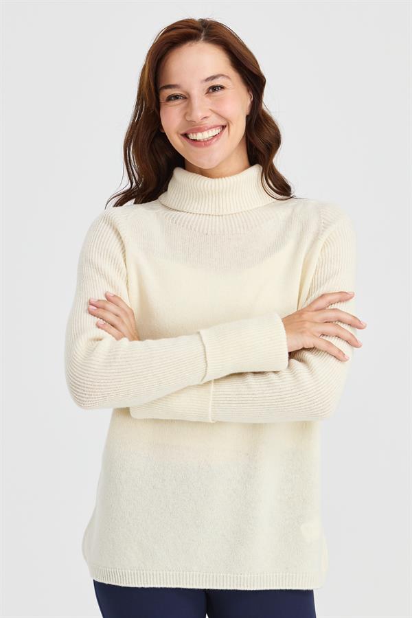 Женский шерстяной свитер с высоким воротником и разрезными рукавами