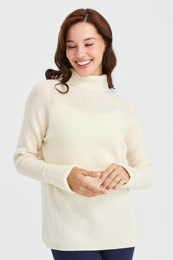 Женский шерстяной свитер с высоким воротником и разрезными рукавами