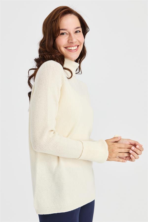 Женский шерстяной свитер с высоким воротником и разрезными рукавами