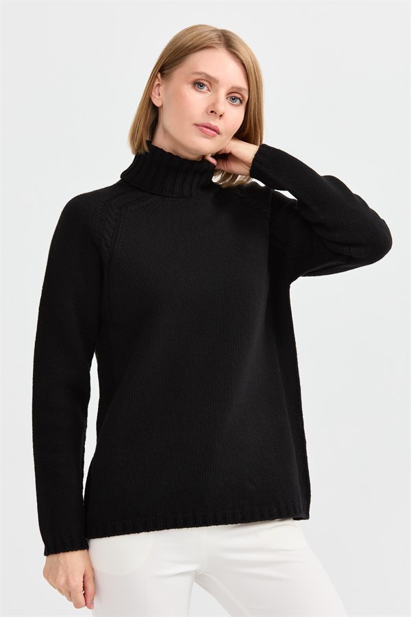 Женская шерстяная водолазка с вязкой косичка на рукаве черная 