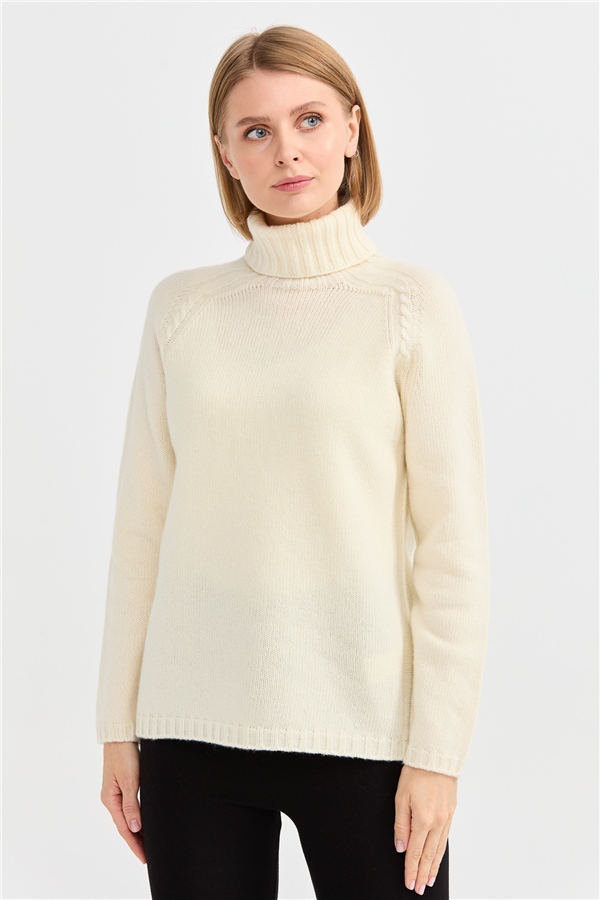 Женская шерстяная водолазка с вязкой косичка на рукаве молочная 
