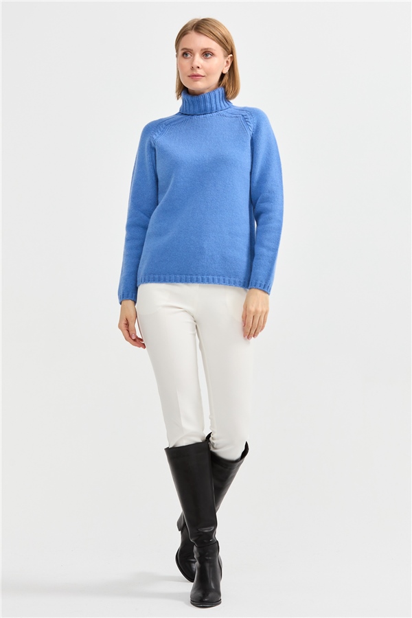 Женская шерстяная водолазка с вязкой косичка на плечах голубая