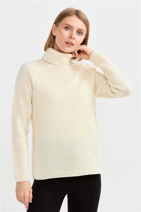 Женская шерстяная водолазка с вязкой косичка на рукаве молочная 