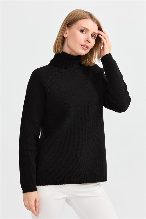 Женская шерстяная водолазка с вязкой косичка на рукаве черная 