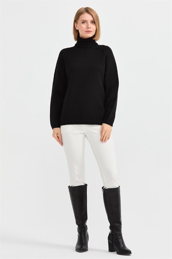 Женская шерстяная водолазка с вязкой косичка на рукаве черная 