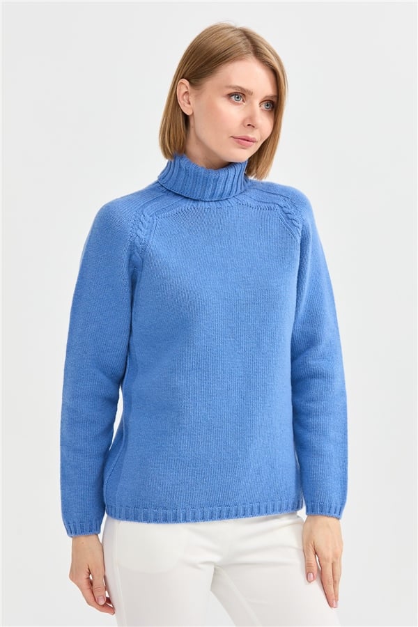 Женская шерстяная водолазка с вязкой косичка на плечах голубая