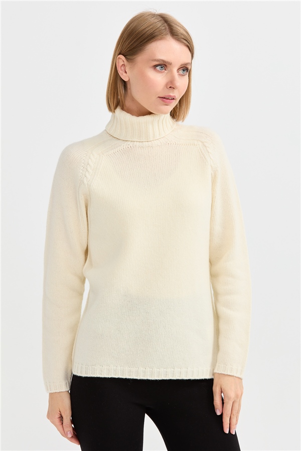 Женская шерстяная водолазка с вязкой косичка на рукаве молочная 