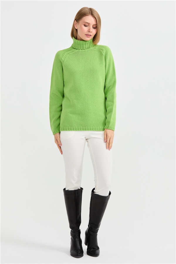 Женская шерстяная водолазка с вязкой косичка на рукаве салатовая 