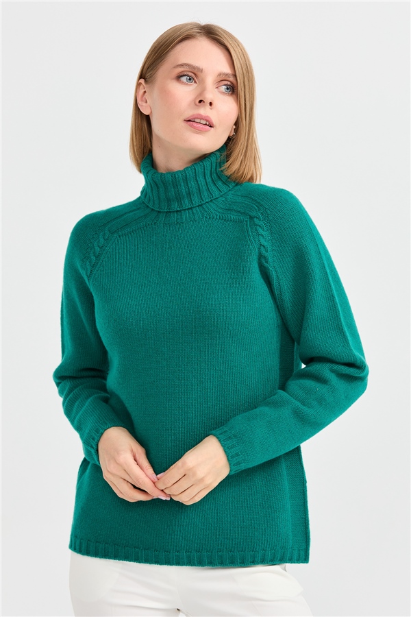 Женская шерстяная водолазка с вязкой косичка на рукаве зелёная 