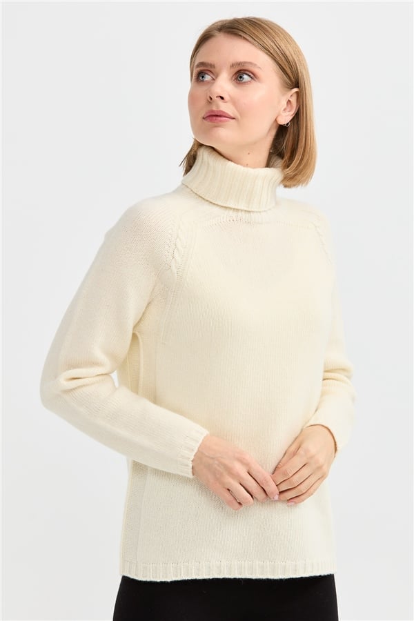 Женская шерстяная водолазка с вязкой косичка на рукаве молочная 