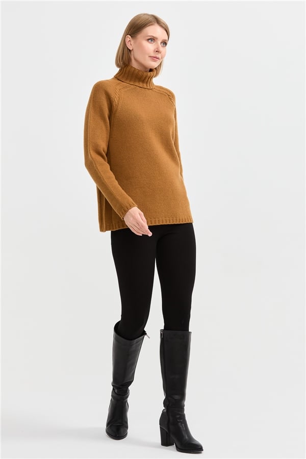 Женская шерстяная водолазка с вязкой косичка на плечах коричневая