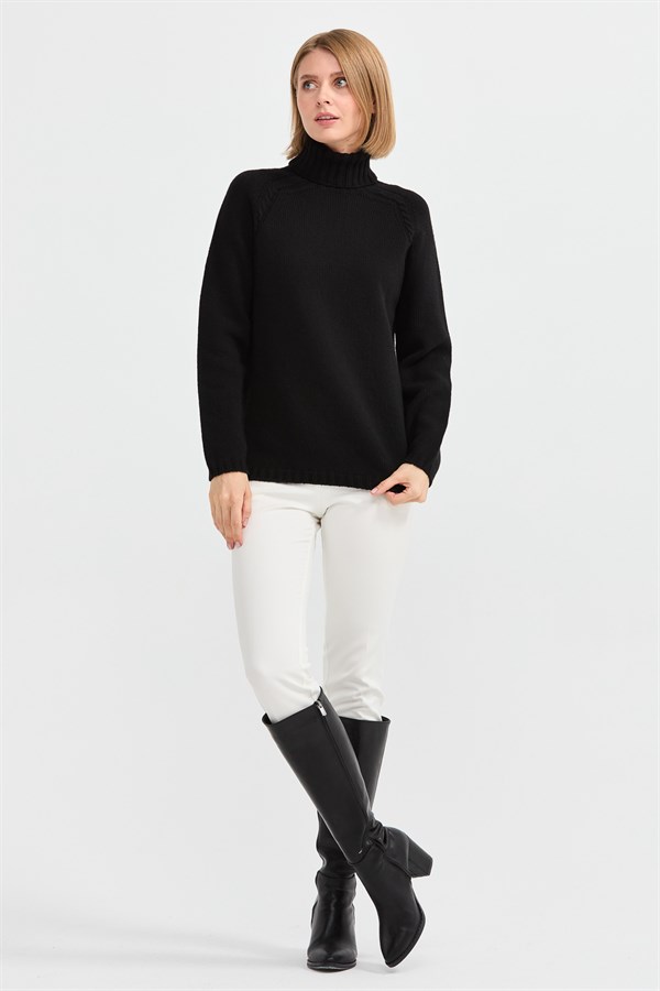 Женская шерстяная водолазка с вязкой косичка на рукаве черная 