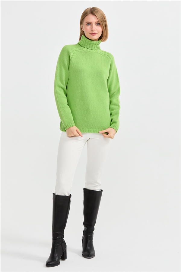 Женская шерстяная водолазка с вязкой косичка на рукаве салатовая 