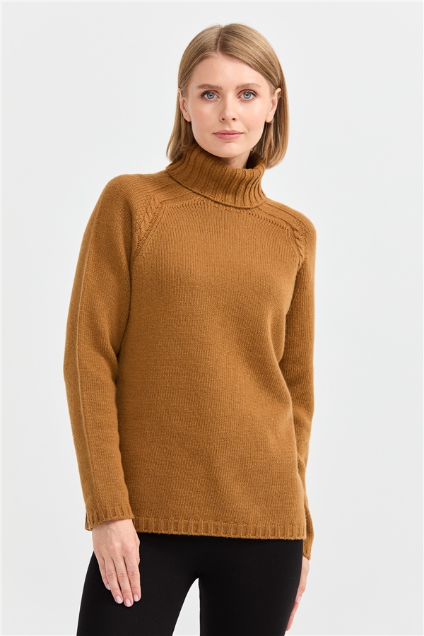 Женская шерстяная водолазка с вязкой косичка на плечах коричневая