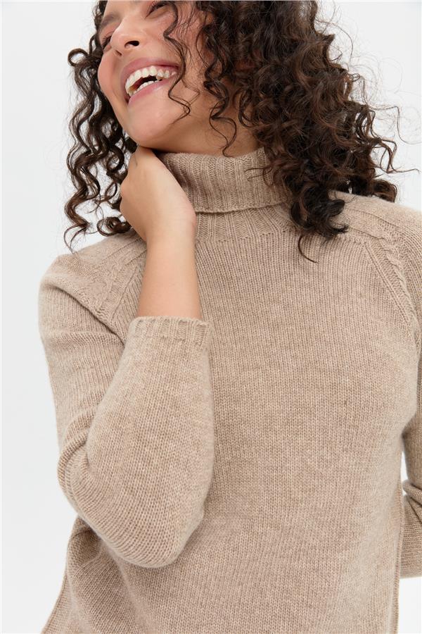 Kadın Tam Balıkçı Yaka Omzu Saç Örgülü Yün Kazak K.Bej